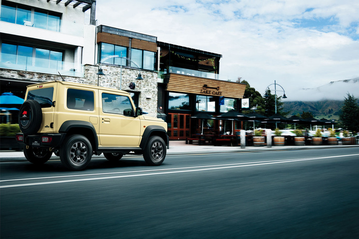 昔ながらの武骨なカッコよさは受け継ぎつつ、より快適なクルマへと進化した今日のクロスカントリー車。興味が湧いた人は、ぜひ清水の舞台からダイブしていただきたい……のだが、どの車種も受注停止か納期不明の状態なのが、なんともはや。どうにかなりませんかね、メーカーの偉い人！