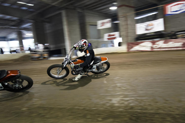 古いオフロードバイクが使用していた、軽量でパワフルな2ストロークエンジンを使ったクラスも人気。4ストロークマシンは腹の底に響くような排気音だが、2ストロークマシンは耳から入った音が直接脳みそをシェイクするような、強烈なハイトーンの排気音が特徴。