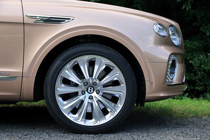 足元を飾るポリッシュ加工の22インチ10スポークアルミホイール。タイヤサイズは285/40ZR22で、試乗車にはベントレーの認証を受けた「ピレリPゼロ」が装着されていた。