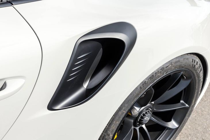 リアフェンダーのエアインテークは「911ターボ」に由来するもの。高速走行時に大量のエアを供給する。