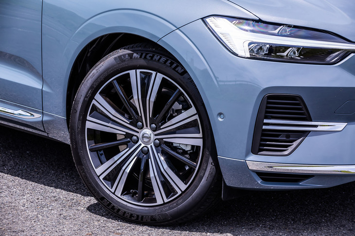 今回の試乗車は「5マルチスポークダイヤモンドカット／ブラック」の20インチホイールに、255/45R20サイズの「ミシュラン・プライマシー4」タイヤがセットされていた。