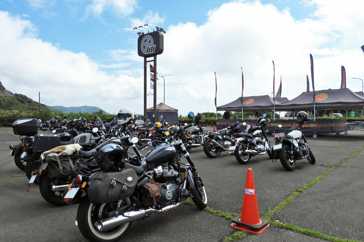 イベントの受け付け開始は午前10時だというのに、それより前に多数の参加者が到着。混雑を避けるべく、受け付け開始は9時半に繰り上げられた。