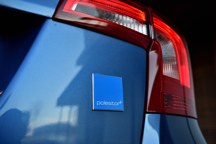 リアに「polestar」のバッジが貼られる。2018年モデルではブルーのボディーカラーの名称が、従来の「レベルブルー」から「シアンレーシングブルー」に変更された。