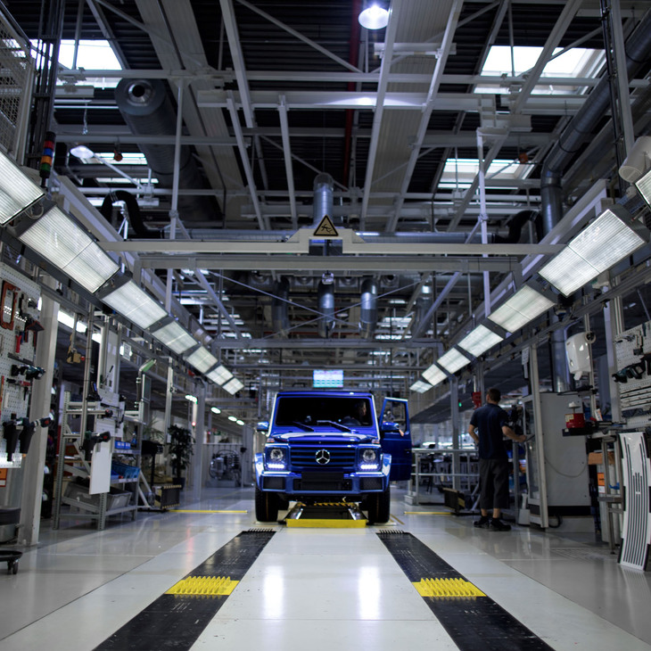 「Gクラス」は、マグナ・シュタイヤーのグラーツ工場で、ていねいな手作業を基本につくられる。写真は、同モデルが先代から現行型へと移行しつつあった2017年当時のもの。