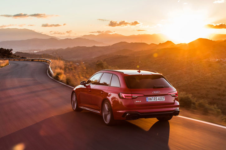 V6ターボエンジンを搭載する新型は、エキゾーストシステムも特徴のひとつ。フラップを調節することで鮮烈なサウンドを響かせる。