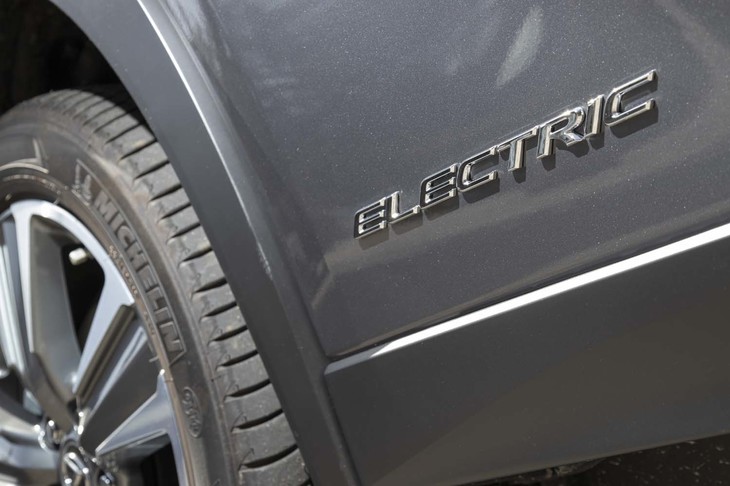 ボディーサイドにあしらわれた「ELECTRIC」のバッジ。上の「UX300e」バッジと合わせて、ガソリン車／ハイブリッド車との外観上の数少ない識別ポイントだ。