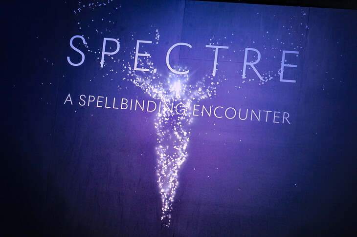 「ロールス・ロイス・スペクター」の日本での発表会は、東京・国立競技場で行われた。