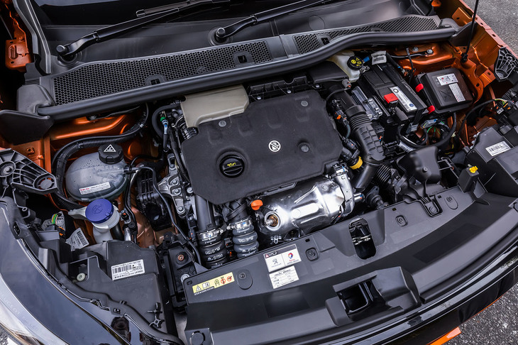 フロントに搭載される1.5リッターの直4ディーゼルターボエンジンは、最高出力130PS/3750rpm、最大トルク300N・m/1750rpmを発生。8段ATを組み合わせる。WLTCモードで20.8km/リッターという燃費も自慢だ。