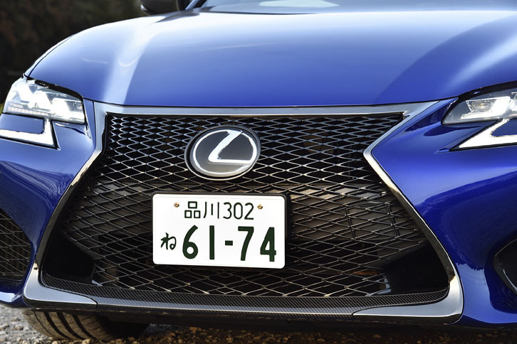 「GS F」ではフロントグリルを大型化して、内部にブレーキ冷却ダクトを配置。またフロントグリルの両サイドにも大型のグリルを設け、内部にオイルクーラーを装備している。