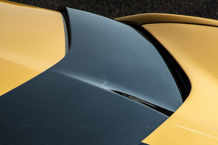 ボンネットの“ブレード”周辺には、エンジンルームの排熱を逃がすダクトを設置。車体底部の排熱口の小型化とも相まって、フロントまわりの空力特性は大幅に改善した。