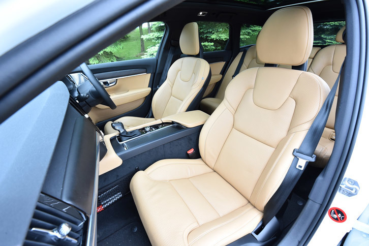 今回の試乗車「T5 AWDサマム」にはマッサージ機能まで備わったフロントシートが標準装着される。