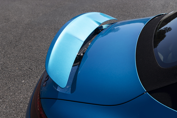 アクティブスポイラーはトランクリッドにも備わっている。