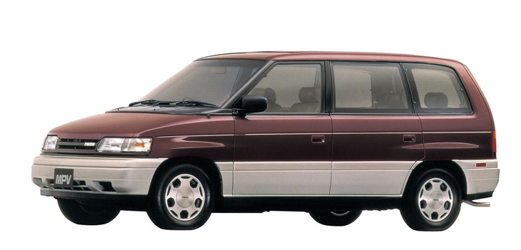 1990年「マツダMPV」。全長×全幅×全高＝4465×1825×1745mmというワイドなプロポーションで、一般的な前ヒンジのドアを持つ5ドアボディーに3リッターV6 SOHCエンジンを積み、後輪を駆動する。後に2.5リッター直4 SOHCターボディーゼル搭載車も加えられた。