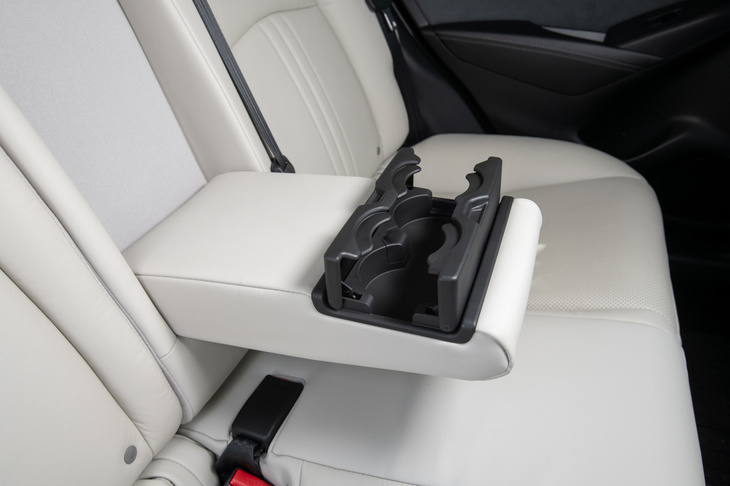 今回の改良では、リアシートにもカップホルダー付きのアームレストが追加された。