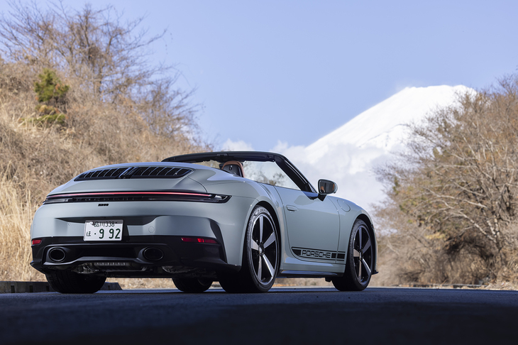 この車両には直接関係がないが、992の後期型では「カレラT」で「カブリオレ」が選べるようになった。オープンエアドライブをMTで楽しめる。