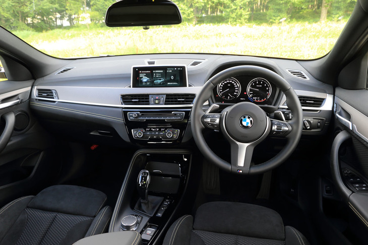 インテリアでは、レザーステアリングホイールや、インパネなどを飾るアルミ調パーツが「MスポーツX」専用装備となっている。