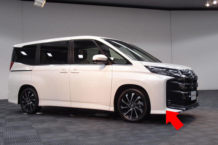 「S-G」「S-Z」グレードのデザインを見ると、フロントマスクとボディーサイドのつながりを、グリルの縁がバーンっとぶった切っている。渕野氏いわく、「これはおそらく、デザイナーの意図ではない」とのこと。