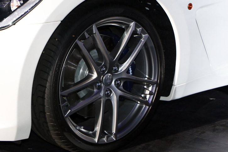 「MC」には20インチの鍛造ホイールが用意されている。