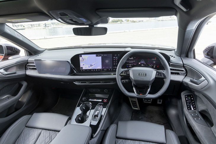 インテリアはメーター用とインフォテインメント用のスクリーンを並べたはやりのスタイルに。さらに「S5」には助手席前方のディスプレイも標準で備わる（「A5」にはオプション）。