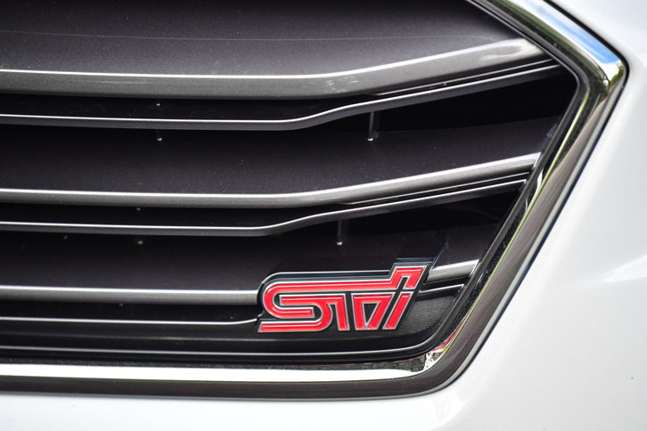 フロントグリルに装着されたSTIバッジ。
