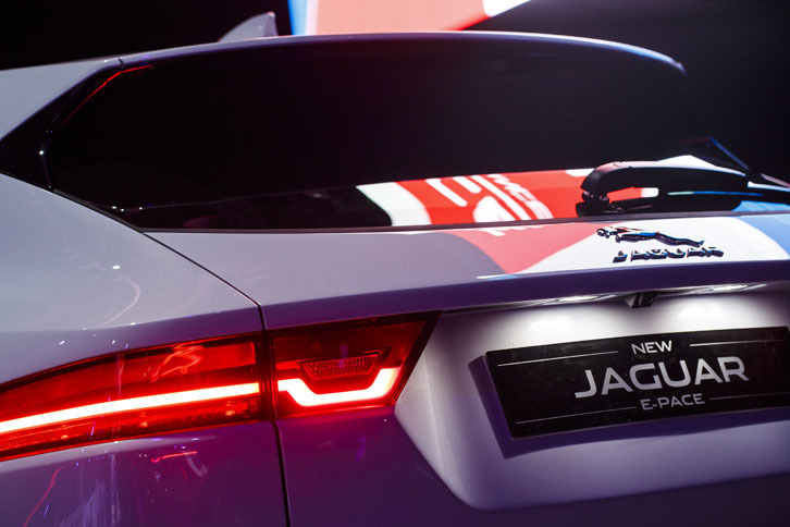 「Fペース」や「Fタイプ」との共通性を感じさせるテールランプ。