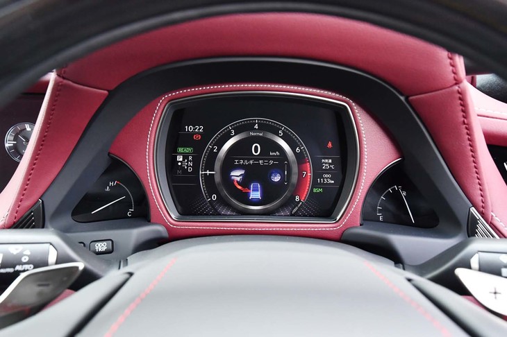 「LS500h“エグゼクティブ”」のメーターパネル。単眼レイアウトを採用することで視認性の向上が図られている。