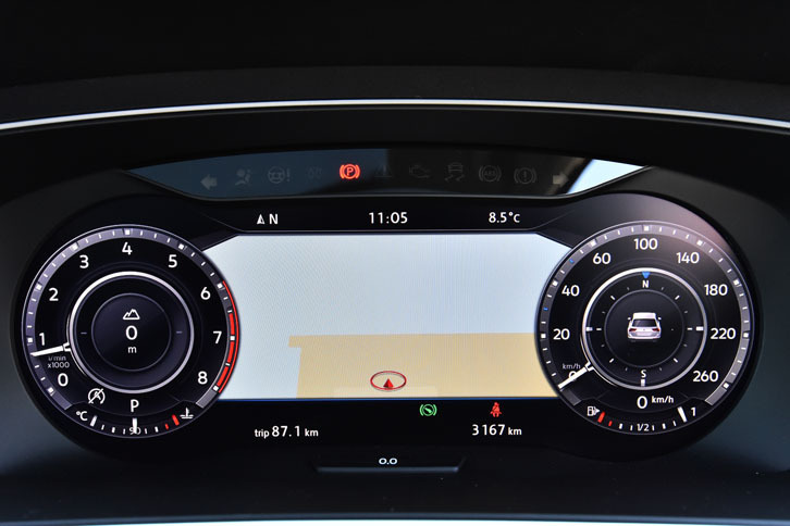 「ハイライン」には、フルデジタルメーターのアクティブインフォディスプレイが標準で付く。