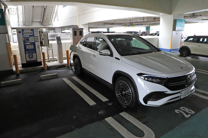 100kWの高速充電にも対応する「EQA」だが、日本で普及する高速充電器の速度はせいぜい50kWまで。より高速な充電器の普及に期待したい。