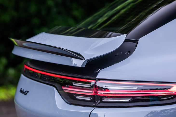 リアエンドに「カイエン ターボ」のものよりも25mm大きいアダプティブリアスポイラーリップを装備。最高速度域でのダウンフォースを最大40kg増加させる効果がある。