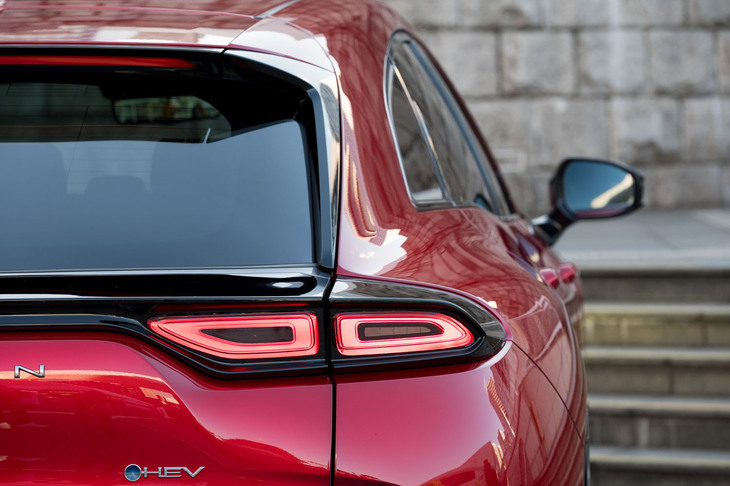 高く盛り上がったリアフェンダーがエクステリアデザインのキーポイント。リアコンビランプの半分がフェンダー側にレイアウトされる。