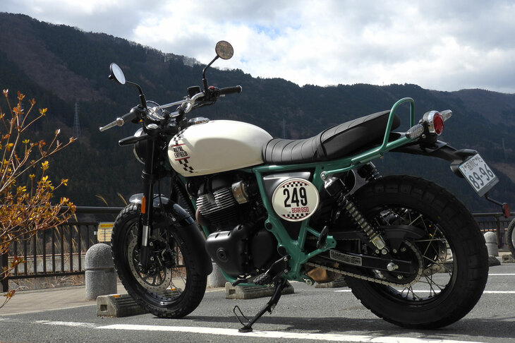 滝沢ダム管理事務所の駐車場にて。うーむ。どの角度から見てもカッコいいな、このクマさんは。