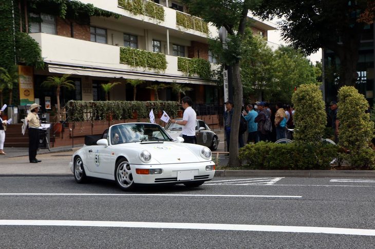 1991年「911カレラ4カブリオレ」（964）。ハイテク4WDの「ポルシェ959」で培った技術を911に初めて取り入れたのが1989年発表の964だ。ティプトロニックと呼ばれるマニュアルモード付きATが初採用されたモデルでもある。この当時は、まだ4段ATだった。