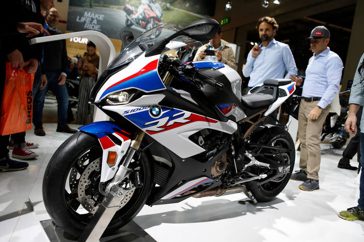 BMWでは、水冷並列4気筒エンジンを搭載するスーパースポーツモデル「S1000RR」も一新。エンジン、フレーム、ボディーデザインとすべてを従来モデルから変更しており、エンジンには“R”シリーズにも採用される独自の可変バルブ機構「シフトカム」を搭載した。また、2014年以降休止していた、市販車ベースのマシンで争われるスーパーバイク世界選手権でのワークス活動再開を宣言。2019年より、この新型S1000RRで選手権を戦う。