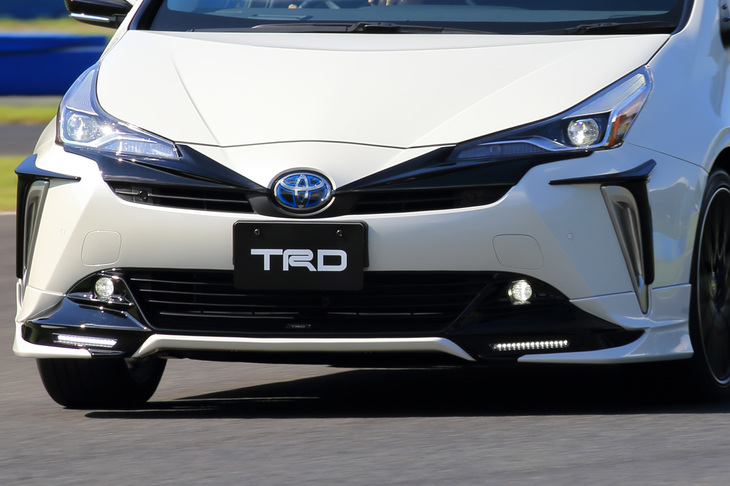 フロントまわりは、スポイラーと光沢のあるブラックのバンパーガーニッシュにより、標準車とは趣の異なるイメージに。