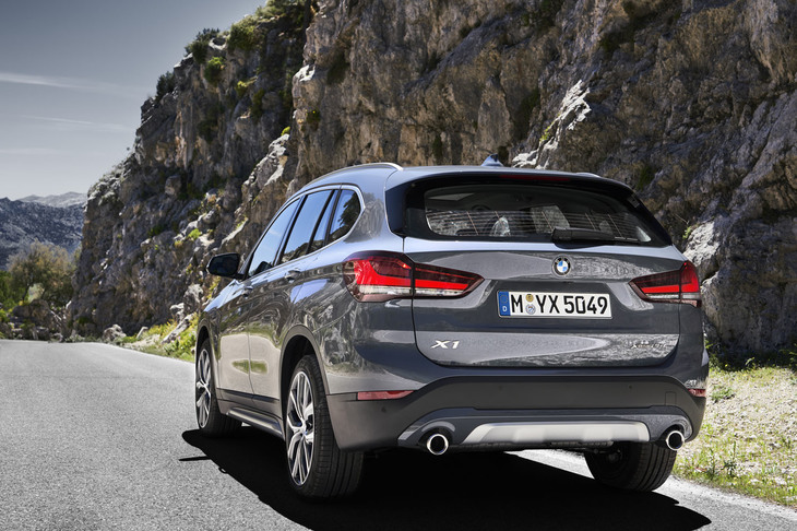 運転支援機能として、車線逸脱警告システムや前車接近警告機能、衝突回避・被害軽減ブレーキを含む「BMWドライビングアシスト」が標準搭載されている。