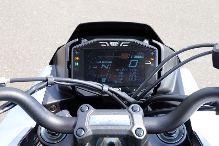 メーターパネルは液晶タイプ。速度やエンジン回転数のほか、燃費や走行可能距離、水温、ギアポジションなどが表示される。