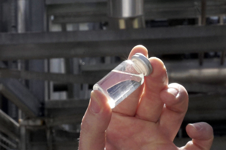 アウディが試験生成したe-Fuel。日本ではトヨタやホンダ、日産が研究を進めている。課題は、既存の燃料の10倍にもなるという価格だ。