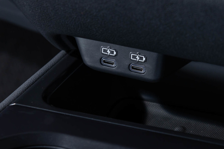 カップホルダー前方には2基のUSBタイプCポートが設けられた。これもセンターコンソールまわりの最適化の恩恵だ。