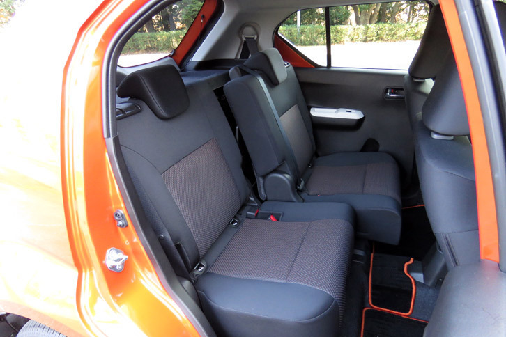 リアシートには、「ハイブリッドMG」には一体可動式、その他のグレードには左右独立可動式のスライド調整機構が備わる。