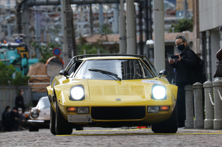 鮮やかなイエローの1974年「ランチア・ストラトス」は、常連参加車両の一台。