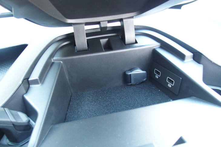 メーターフード上部に備わる「インストゥルメントパネルアッパーボックス」。カバーを開けると、給電用のUSBポート（2口）と12V電源ソケットが現れる。写真を撮りすぎてスマホの電池が減っても、充電できるので安心だ。