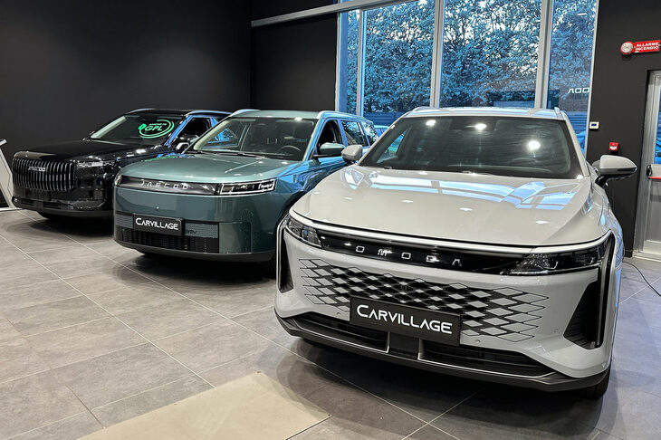 ジェコーとオモダの両モデルが置かれたスペース。向かって右は「オモダ9」、中央は「ジェコー5」のBEV版である「E5」。