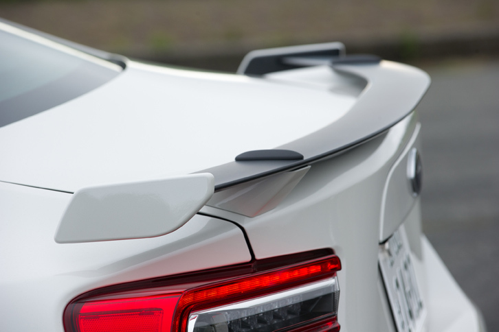 新デザインのリアスポイラー。「S」にはオプションで用意される。