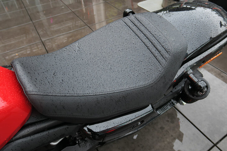 ハーレーダビッドソン・ナイトスター（シート）