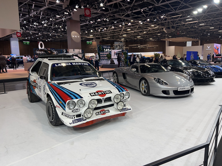 VILEBREQUINのコーナーに展示された「ランチア・デルタS4」および高性能スポーツカー。