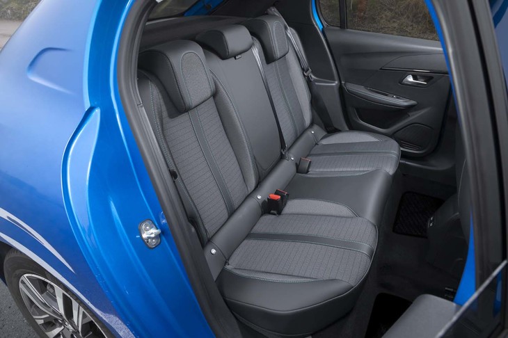 後席は6：4の分割可倒式。スライド式のヘッドレストが備わる。