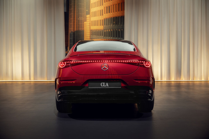 床下に敷き詰められる駆動用リチウムイオンバッテリーの使用可能容量は85kWh。出力11kWまでの普通充電と320kW（！）までの急速充電に対応している。