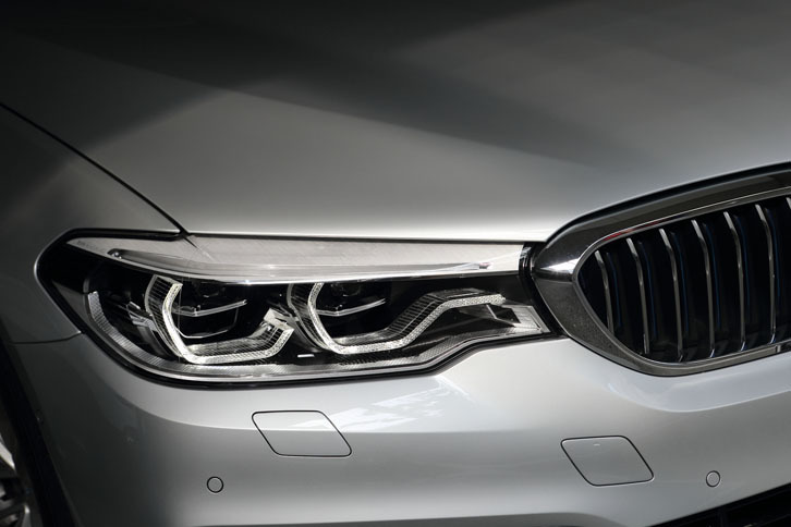 「BMW 530e」には、対向車や歩行者の眩惑を防止する「BMWセレクティブビーム」や「コーナリングライト」などが組み合わされた「アダプティブLEDヘッドライト」が標準装備される。