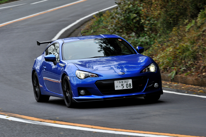 スバルBRZ tS GTパッケージ
    ボディーサイズ：全長×全幅×全高＝4260×1775×1290mm／ホイールベース：2570mm／車重：1250kg／駆動方式：FR／エンジン：2リッター水平対向4 DOHC 16バルブ／トランスミッション：6段MT／最高出力：200ps/7000rpm／最大トルク：20.9kgm/6400-6600rpm／タイヤ：（前）225/40ZR18／（後）225/40ZR18／価格：429万4500円