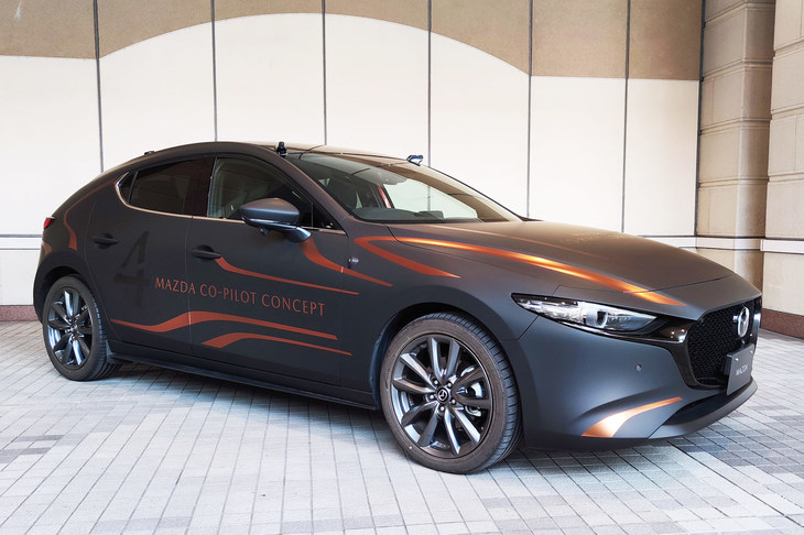 今回の先行試乗会で同乗試乗に供された先行試作車。Cセグメントコンパクトの「マツダ3」をベースとしている。（写真：筆者撮影）